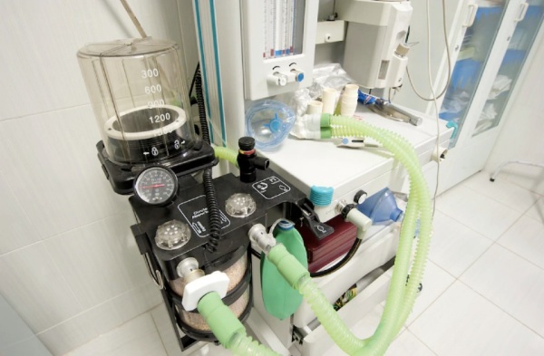 A picture of a COVID-19 ventilator.
